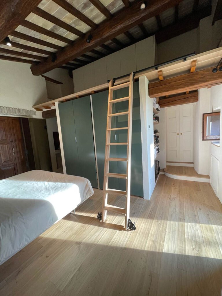 Scala in rovere massello dotata di ruote di Chiara (Assisi)