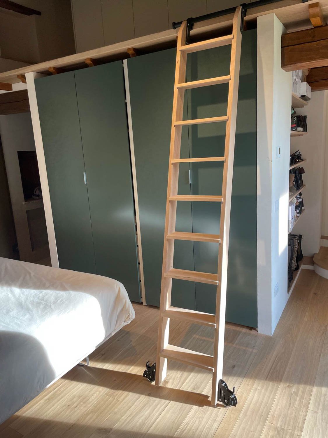 Scala in rovere massello dotata di ruote di Chiara (Assisi)