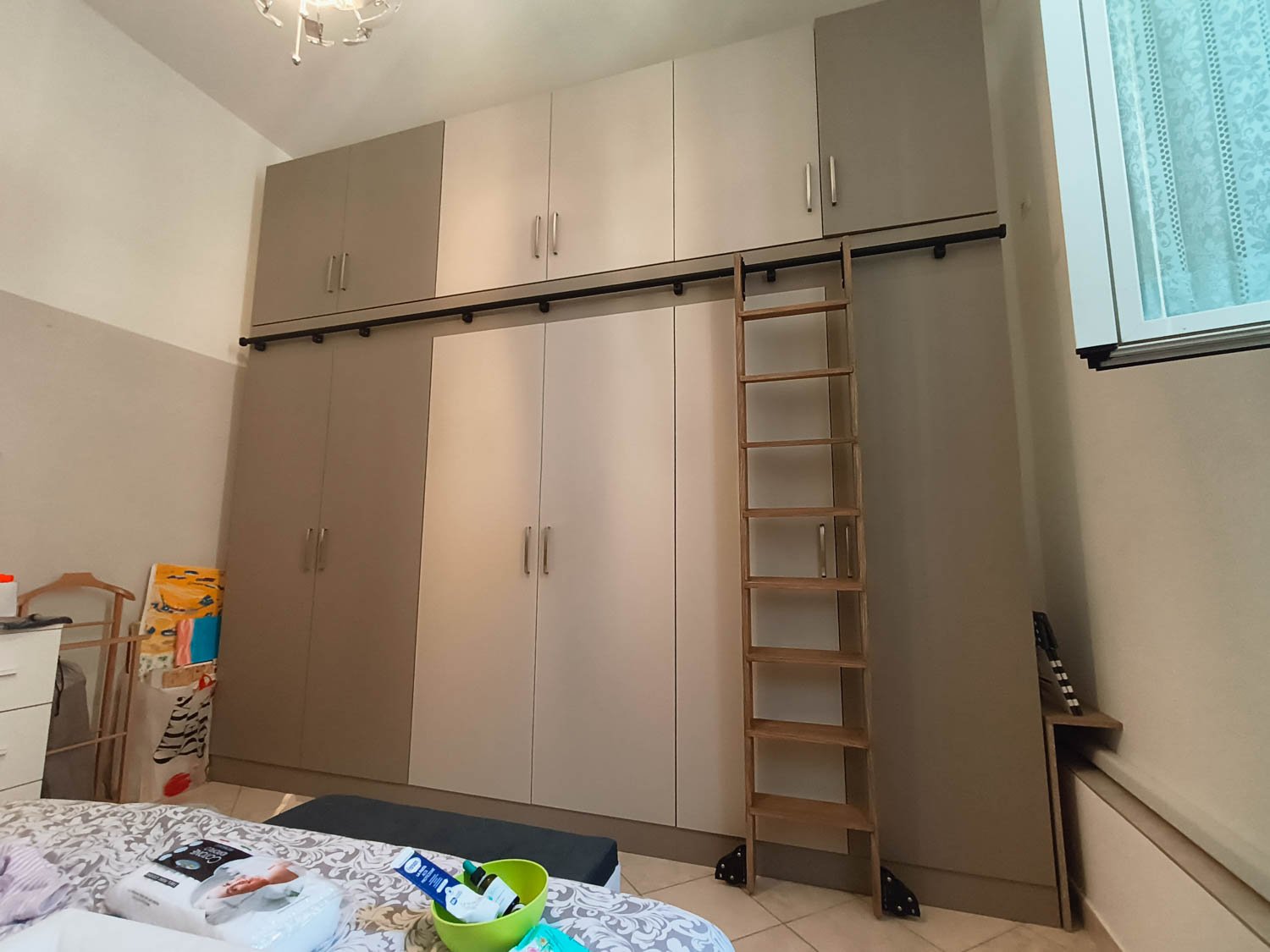 Mobile e scala in legno massello di frassino di Eleonora da Foligno